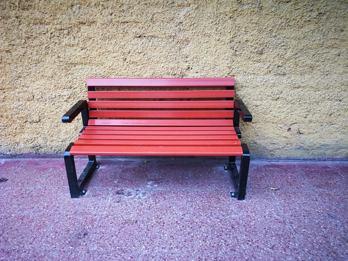 Banca de patio escolar instalada para espacios de convivencia