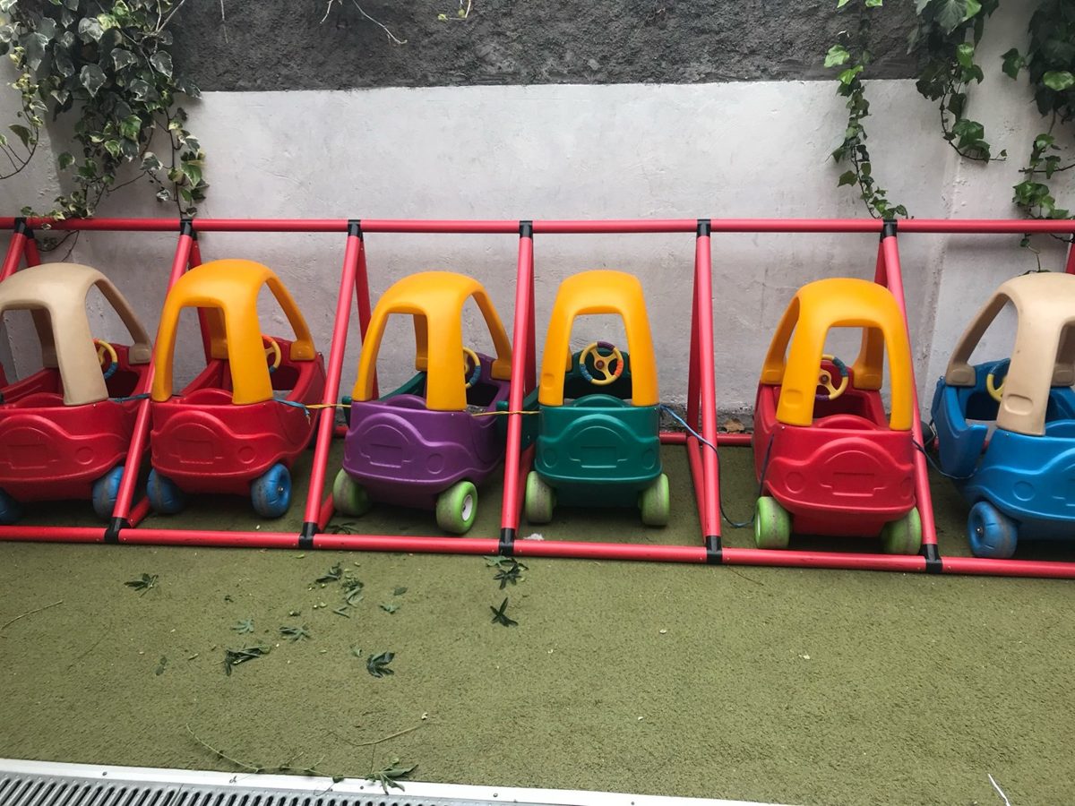 Set de autos infantiles con estacionamiento para proyecto de educación de tránsito