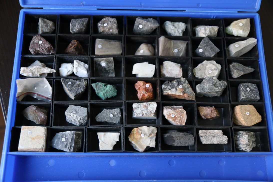 Maleta didáctica de geología con colección de rocas y minerales clasificados